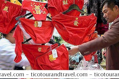 아시아 - 구정 기간 동안 빨간 속옷을 입는 전통