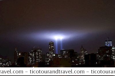 Vereinigte Staaten - 9/11 Tribut In Licht Erleuchtet Die New Yorker Skyline