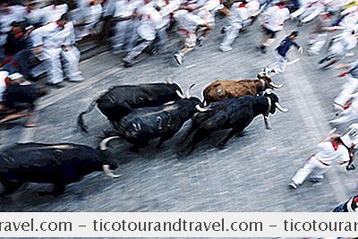 ヨーロッパ - パンプローナでサン・フェルミン・ブルが走った時の雄牛と一緒に走るヒント