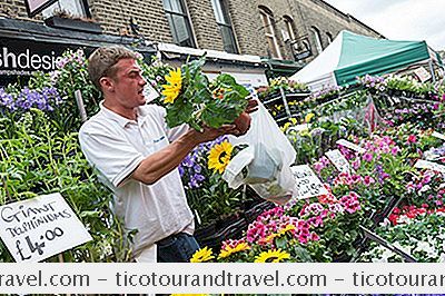 Kategorie Evropa: Průvodce Návštěvníkem Na Trhu S Květinami Na Silnici V Kolumbii