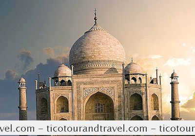 India - Kereta Api Terbaik Untuk Perjalanan Antara Delhi Dan Agra (Taj Mahal)