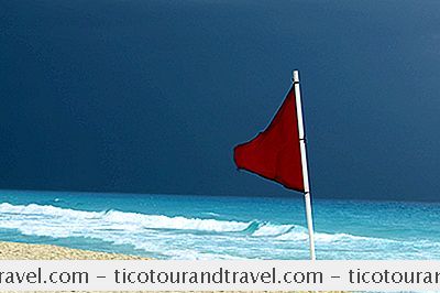 墨西哥 - 海滩安全和警告旗子在墨西哥