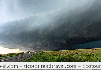 Viaggi in macchina - Cosa Fare Se Si Guida Quando Si Forma Un Tornado