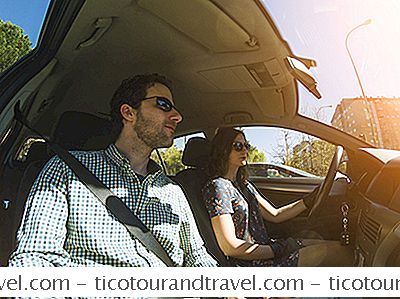 यात्रा की योजना - एक कार रेंटल अनुबंध के लिए एक और चालक जोड़ना