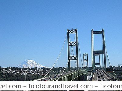 Caminando A Través Del Puente De Narrows En Tacoma